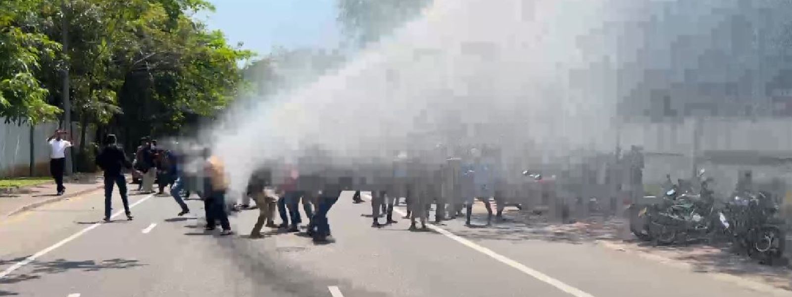 ஆர்ப்பாட்டத்தை கலைக்க கண்ணீர்ப்புகை பிரயோகம்